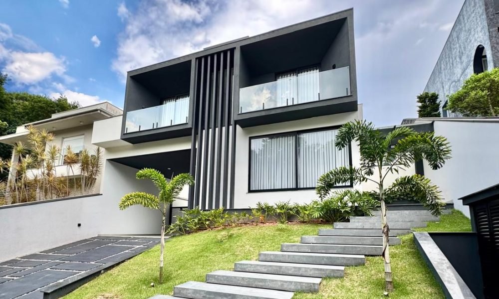 ✨ Viva no melhor de Arujá. ✅ 5 suítes | 431 m² construídos | R$ 5.000.000 📲 Agende sua visita com a Next Empreendimentos