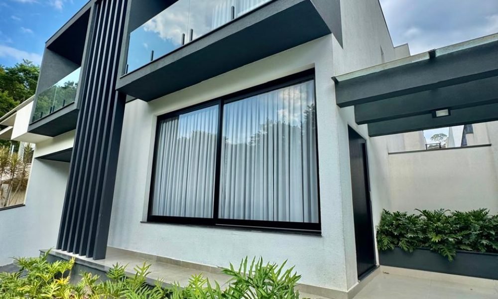 ✨ Viva no melhor de Arujá. ✅ 5 suítes | 431 m² construídos | R$ 5.000.000 📲 Agende sua visita com a Next Empreendimentos