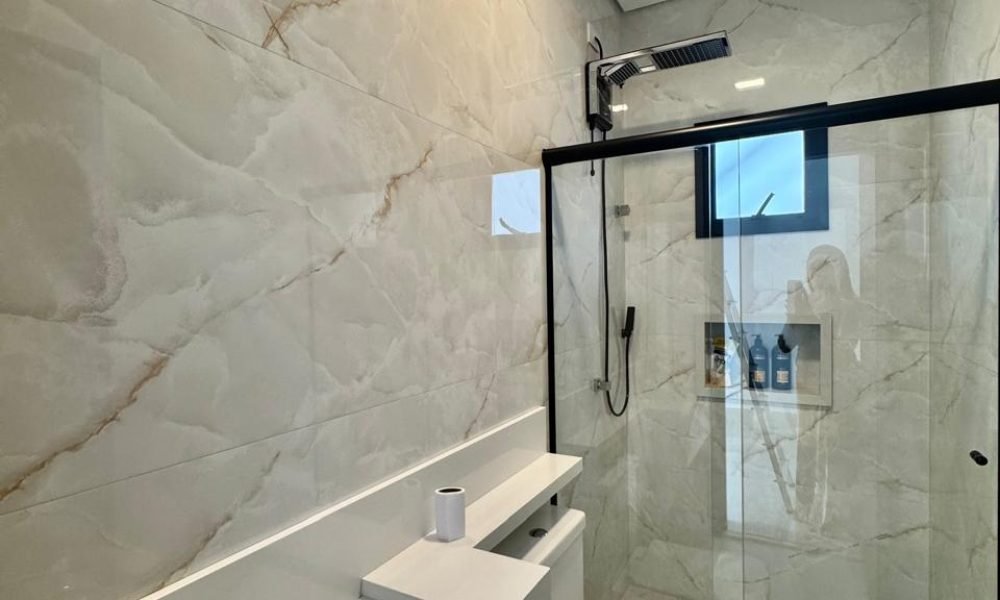 🌿 Banheiro da suíte com box e acabamento clean: harmonia perfeita para sua rotina