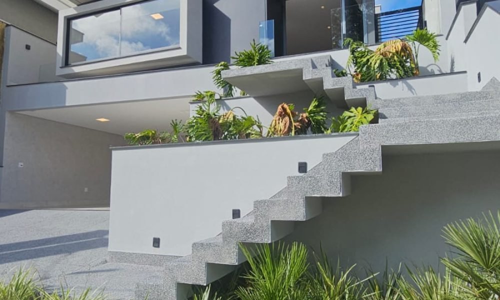 🧺 Praticidade no dia a dia com lavanderia, lavabo funcional e espaço de armazenamento