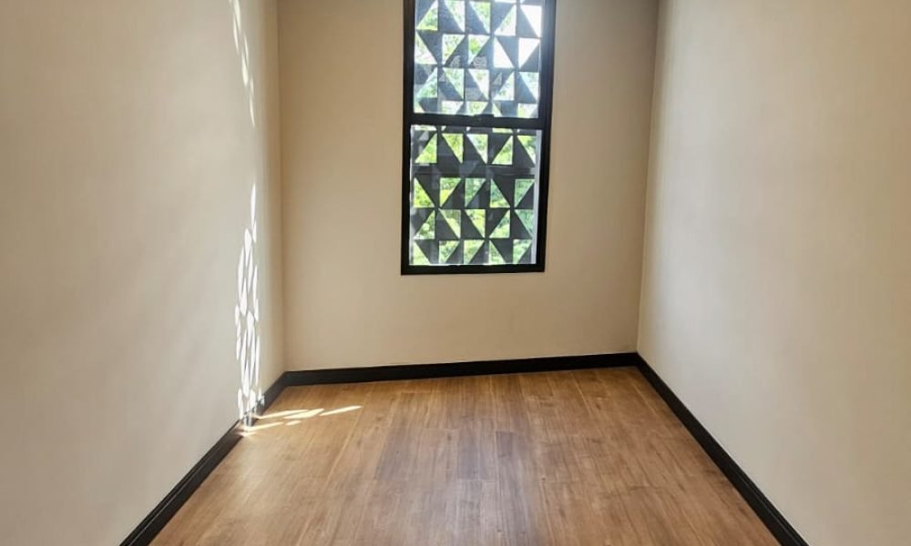 🛌 São 4 suítes no total, todas com excelente acabamento e iluminação natural