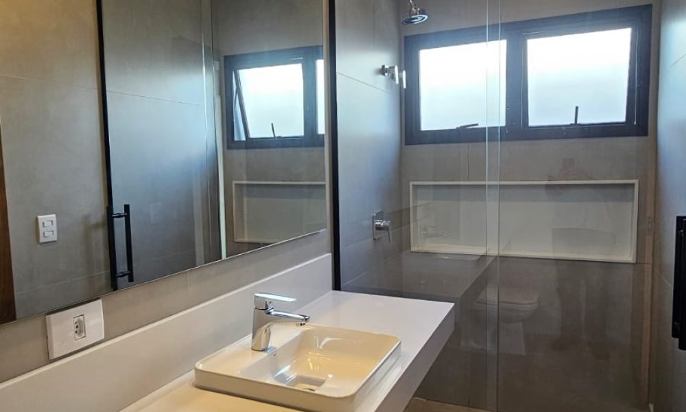 🚿 Banheiros espaçosos e com acabamento de alto padrão em todos os detalhes