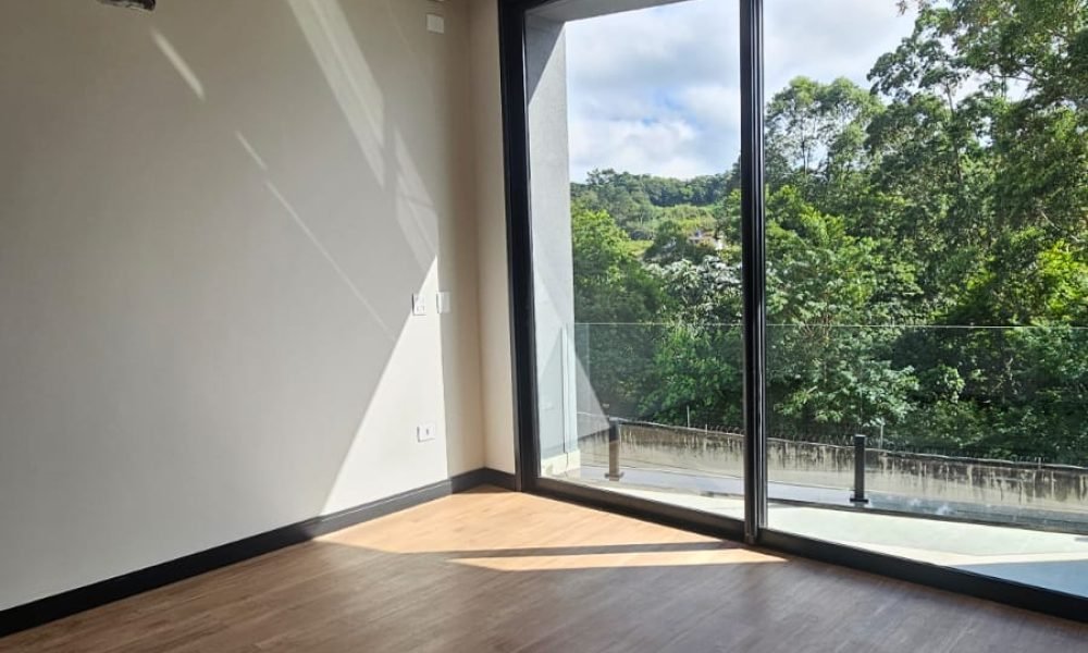 🛏️ Suíte master dos sonhos: closet amplo, banheira e muito conforto