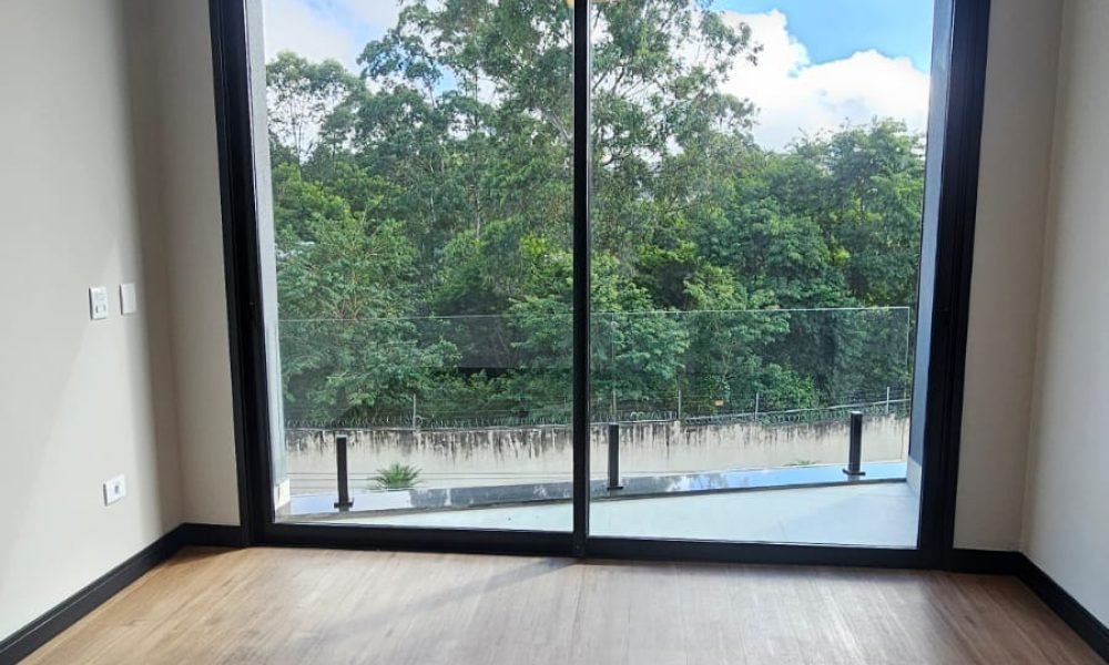 🛏️ Suíte master dos sonhos: closet amplo, banheira e muito conforto