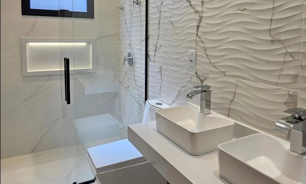 🚿 Banheiros espaçosos e com acabamento de alto padrão em todos os detalhes